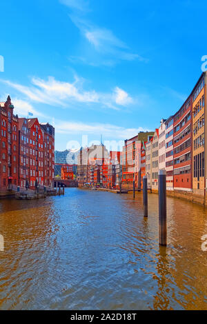 Schönen Blick auf die berühmte Hamburger Speicherstadt an einem sonnigen Tag im Sommer, Hamburg, Deutschland. Stockfoto