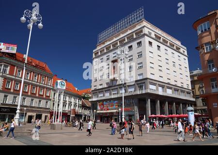 ZAGREB, KROATIEN - 30. JUNI 2019: die Menschen besuchen Trg Bana Josipa Jelacica Square in Zagreb, Hauptstadt von Kroatien. Zagreb ist die größte Stadt der Croati Stockfoto