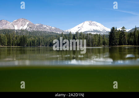 Oberfläche des Sees in den Lassen Volcanic National Park mit schneebedeckten Vulkan im Hintergrund, Kalifornien, USA Stockfoto