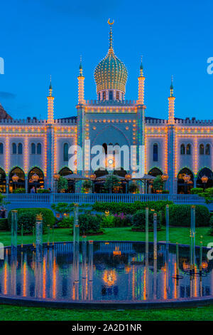 Die maurische Palast, die Nimb Hotel und Restaurant bei Nacht beleuchtet im Tivoli, Kopenhagen, Dänemark. Stockfoto