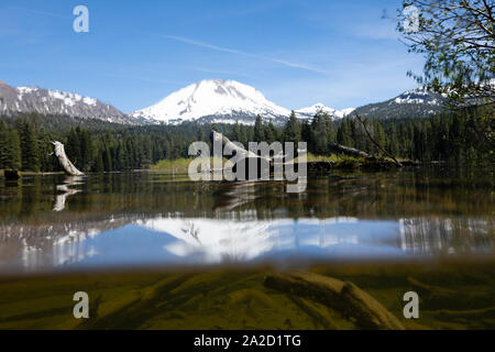 Oberfläche des Sees in den Lassen Volcanic National Park mit schneebedeckten Vulkan im Hintergrund, Kalifornien, USA Stockfoto