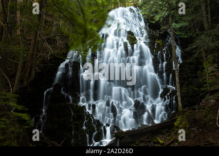 Blick auf den Wasserfall und Felsen, Ramona fällt, Mount Hood National Forest, Oregon, USA Stockfoto