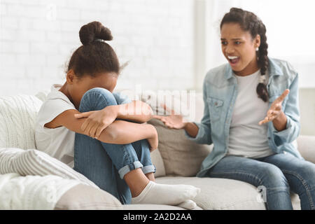 Ältere Schwester schreien an jüngere Schwester, die Bekämpfung von zu Hause Stockfoto