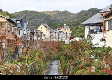 Suburban japanische Häuser - typische Wohngegend in Ukyo Ward (ukyo-ku) in Kyoto, Japan. Stockfoto