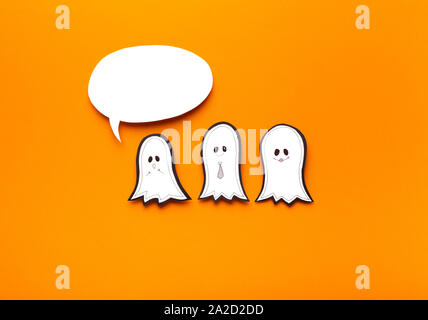 Leere Sprechblase für Text und drei süße Gespenster auf Orange Stockfoto