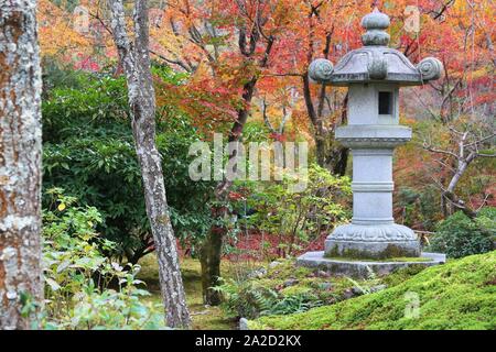 Kyoto, Japan - Stein Laterne inTenryuji Gärten in Arashiyama. Blätter im Herbst. Stockfoto