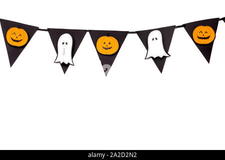 Halloween creative Girlande mit Kürbissen und Geistern Stockfoto