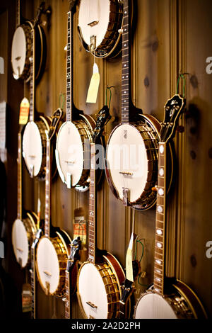 Banjo's an der Wand aufhängen. Stockfoto