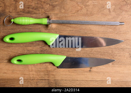 Stilvolle Kollektion von modernen Küchenmesser und ein spitzer auf eine hölzerne Arbeitsfläche Stockfoto