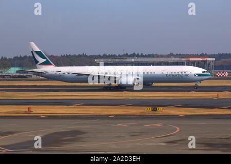 Tokio, Japan - Dezember 5, 2016: Cathay Pacific Boeing 777-300am Narita Flughafen in Tokyo. Der Flughafen ist der 2 verkehrsreichsten Flughafen von Japan mit 34,751 Stockfoto