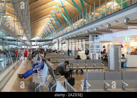 MADRID, Spanien - 20. NOVEMBER 2016: Menschen am Terminal T4 am Flughafen Madrid Barajas in Spanien warten. Es ist die 6 verkehrsreichsten Flughafen Europas, mit 50,4 Mill Stockfoto