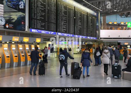 FRANKFURT, Deutschland - Dezember 6, 2016: Passagiere besuchen Sie Terminal 1 des Flughafen Frankfurt am Main in Deutschland. Es ist der 12 verkehrsreichsten Flughafen. Stockfoto