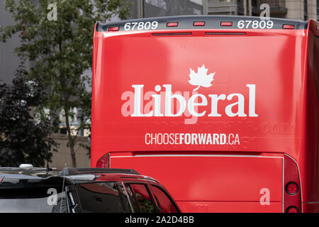 Das Logo der Liberalen Partei von Kanada auf einem Kampagnenbus, während Sie an der Kampagnenhaltestelle in der Innenstadt von Toronto sind. Stockfoto