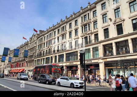 LONDON, Großbritannien - 7. JULI 2016: Menschen in der Regent Street in London. Regent Street ist eine große Einkaufsstraße in West End von London. Stockfoto