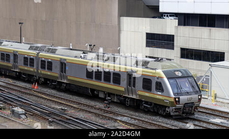 Der Union Pearson Express (UP) Zug fährt in die Union Station im Stadtzentrum von Toronto. Stockfoto