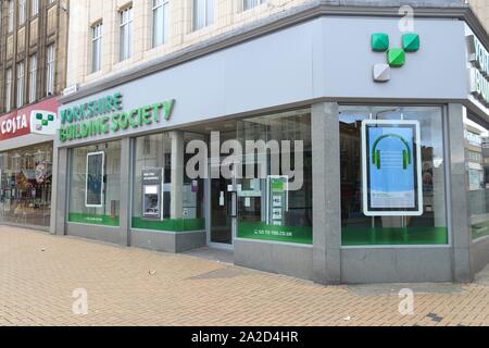 HUDDERSFIELD, Großbritannien - 10 JULI 2016: Yorkshire Building Society Niederlassung in Huddersfield, Großbritannien. YBS ist die zweitgrößte Bausparkasse in Deutschland, mit mehr Stockfoto