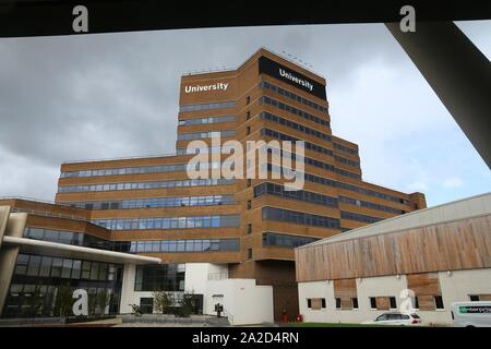 HUDDERSFIELD, Großbritannien - 10 JULI 2016: Universität Huddersfield, West Yorkshire, UK. Die Universität hat fast 20.000 Studenten. Stockfoto