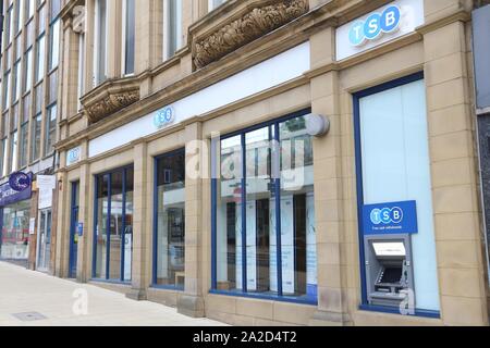 HUDDERSFIELD, Großbritannien - 10 JULI 2016: TSB Bank Filiale in Huddersfield, Großbritannien. Die Bank ist eine Tochtergesellschaft der Sabadell Gruppe aus Spanien. Stockfoto