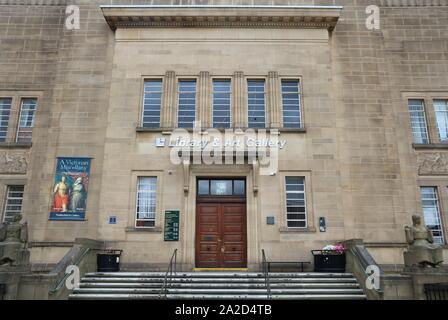 HUDDERSFIELD, Großbritannien - 10 JULI 2016: Bibliothek und Galerie Eingang in Huddersfield, Großbritannien. Stockfoto