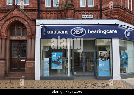 HUDDERSFIELD, Großbritannien - 10 JULI 2016: Stiefel Augenoptiker und Hearingcare in Huddersfield, Großbritannien. Boots UK ist eine hohe Straße Apotheke chaing aus der Stockfoto