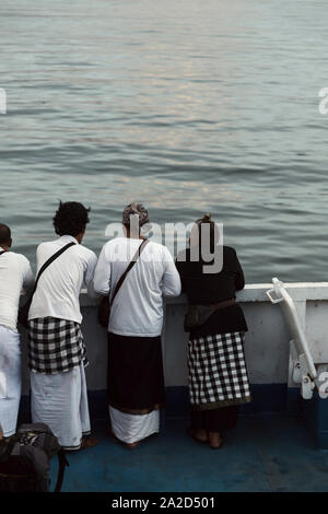 Gruppe von Männern in traditionelles balinesisches trägt an der Fähre Stockfoto