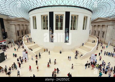 LONDON, Großbritannien - 9. JULI 2016: die Menschen besuchen British Museum Great Court in London. Das Museum wurde 1753 gegründet und hält rund 8 Millionen obj Stockfoto