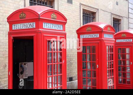 London Telefonzellen - retro rote Telefonzellen im Vereinigten Königreich. Stockfoto