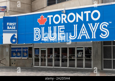 Toronto Blue Jays Schild über einem Haupteingang zum Rogers Centre. Stockfoto