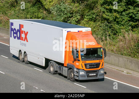 FedEx Express; Schwere bulk Transport-LKW, Spedition, Lkw, Transport, Lastwagen, Cargo, Mann Fahrzeug, Lieferung, Transport, Industrie, Supply Chain Fracht, auf der M6 an der Lancaster, Großbritannien Stockfoto