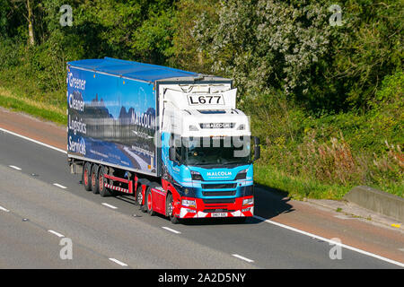 Nein L677 Malcolm Logistics Services. Umweltfreundlicher, sauberer, Lastkraftwagen für den schweren Schüttguttransport, SCANIA knickgelenkter Lastkraftwagen, Transport, Lkw, Fracht, Lieferfahrzeug, Transport, Industrie, Lieferkette Fracht, auf der M6 in Lancaster, Großbritannien Stockfoto