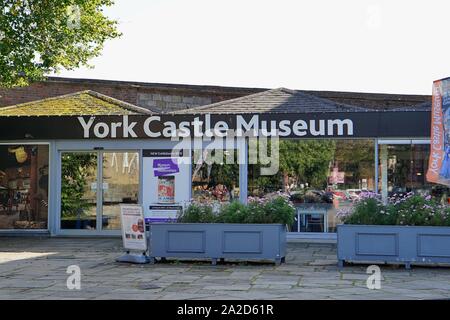 York Castle Museum Eingang zum Museum Ausstellungen Shop und ein Cafe mit blauer Blume palnters außerhalb in York Yorkshire England Stockfoto