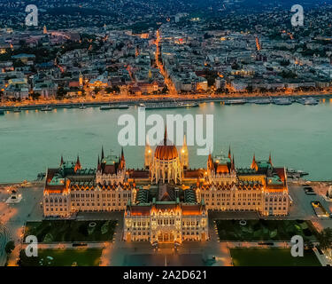 Ungarischen Parlament in fantastischen fallen Morgen leuchtet. Stockfoto