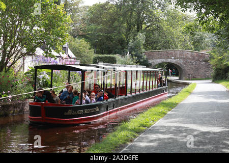 Eine Reise Boot, James Brindley, gezeichnet von einem Pferd von Llangollen Wharf die Dee Tal in Richtung Llantysilio Stockfoto