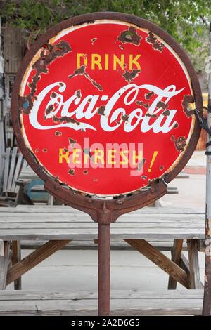 HACKBERRY, VEREINIGTE STAATEN - 2. APRIL 2014: Rusty retro Werbung für Coca Cola in Hackberry, Arizona. The Coca-Cola Company hatte Einkommen von 46.85 bi Stockfoto