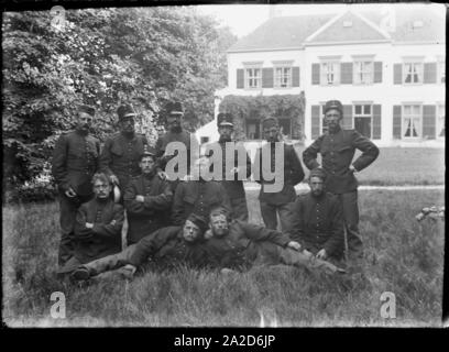 Een groep Nederlandse militairen Voor Het Oude Hof - regionaal Archief Alkmaar-FO 1400121. Stockfoto