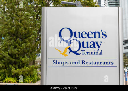 Queen's Quay 'Shopfen und Restaurants' Schild am Eingang zum Hafenterminal in Toronto. Stockfoto