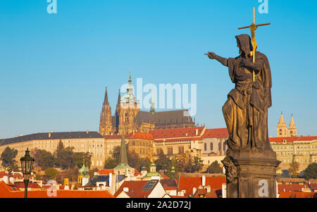 Prag - Die St. Johannes der Täufer Barock von der Karlsbrücke von Josef Max (1857). Stockfoto