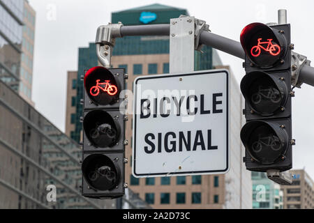 Rotes Licht auf 'Bicycle Signal' über einer Fahrradspur an einem sonnigen Tag in einer Großstadt. Stockfoto