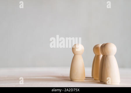 Reihe von Puppen aus Holz auf Holz Tisch, dass man sich einfach von der Gruppe Stockfoto