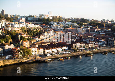Blick auf den Fluss Douro und die Promenade von Vila Nova de Gaia im historischen Zentrum von Porto, Portugal. Stockfoto