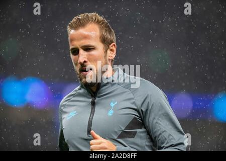 Harry Kane von Tottenham Hotspur erwärmt sich im schweren Regen vor ein UEFA Champions League Spiel gegen Bayern München, 1. Oktober 2019. Stockfoto