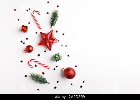 Weihnachten Kugeln, Tannenbaum, Zweige und Christmas Ornament auf weißem Hintergrund. Flach, Ansicht von oben. Stockfoto