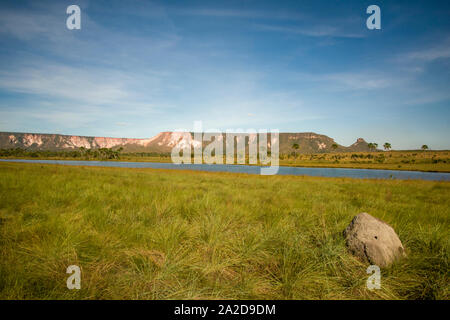 Den See und die Berge in der fantastischen Jalapao Nationalpark Stockfoto