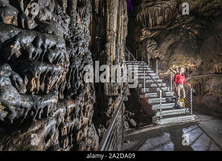 Touristische hinunter Schritte in St. Michael's Cave, Gibraltar Stockfoto