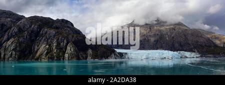 Schöne Panoramasicht auf Margerie Gletscher in der amerikanischen Berglandschaft auf dem Ozean Küste während einem bewölkten Morgen im Herbst Saison. Im Gl genommen Stockfoto