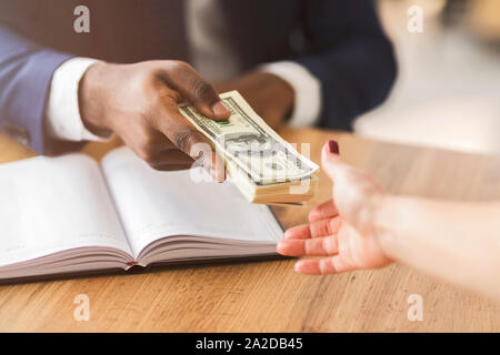 Beschädigte Geschäftsmann, Schwarz umgehen und Partner venality Schmiergeld Stockfoto