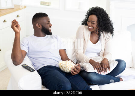 Glückliches junges Paar lachen und Spaß zu Hause zusammen Stockfoto