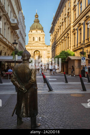 Das Fett Polizist Statue mit Blick auf Zrínyi Street und St. Stephen's Basilica. Stockfoto