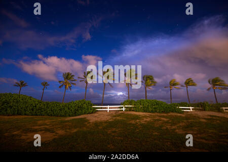 Der Vollmond scheint von hinter den Wolken über dem Atlantischen Ozean bei Fort Lauderdale nördlich von Fort Lauderdale Beach. Stockfoto