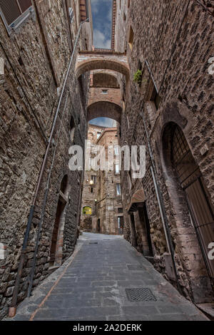 Alten monumentalen Architektur in Perugia. Enge Gassen, Torbögen und alten Gebäude im historischen Zentrum von Perugia in Umbrien, Italien Stockfoto